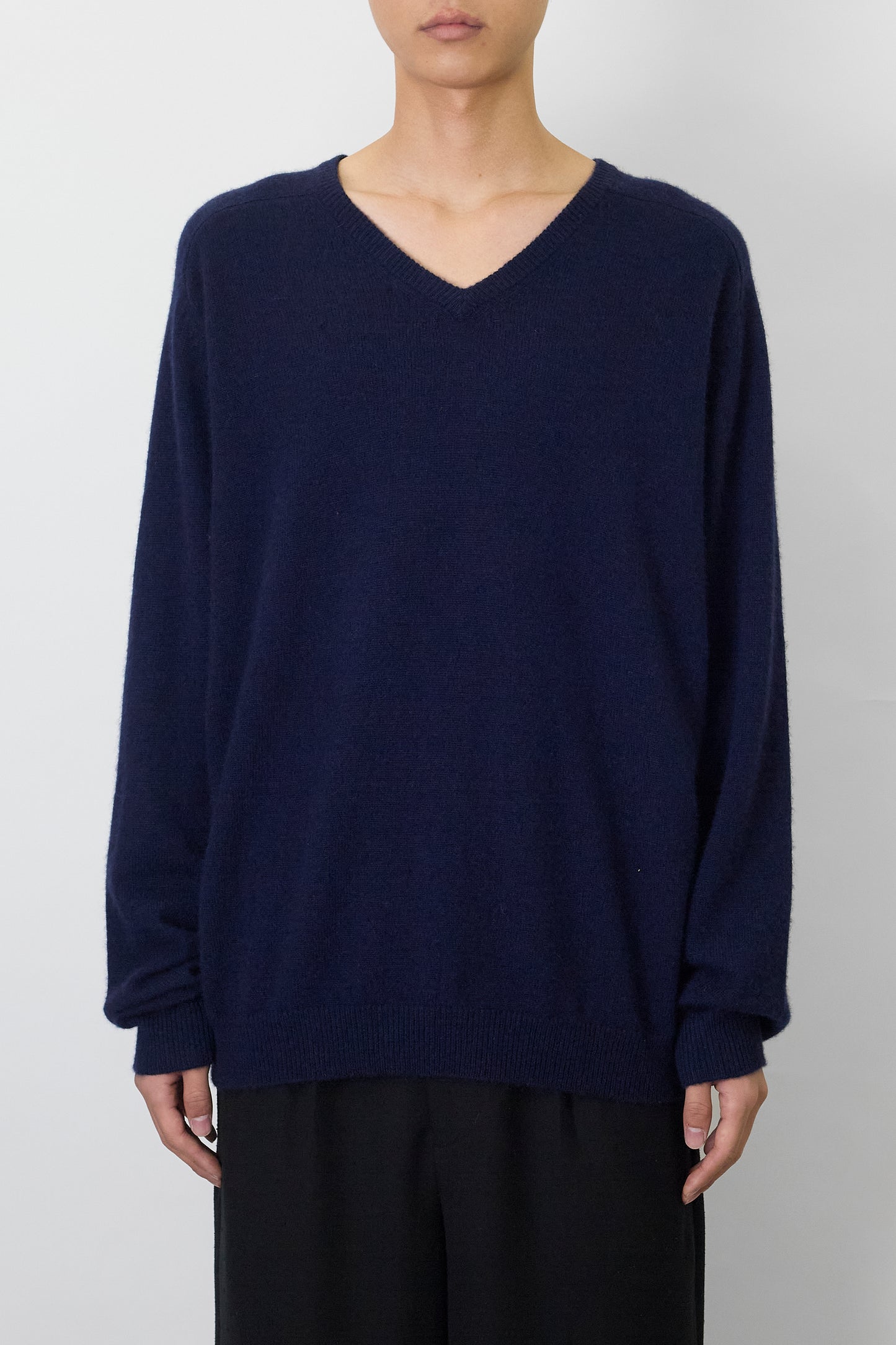 VINTAGE NAVY CASHMERE V NECK KNIT
