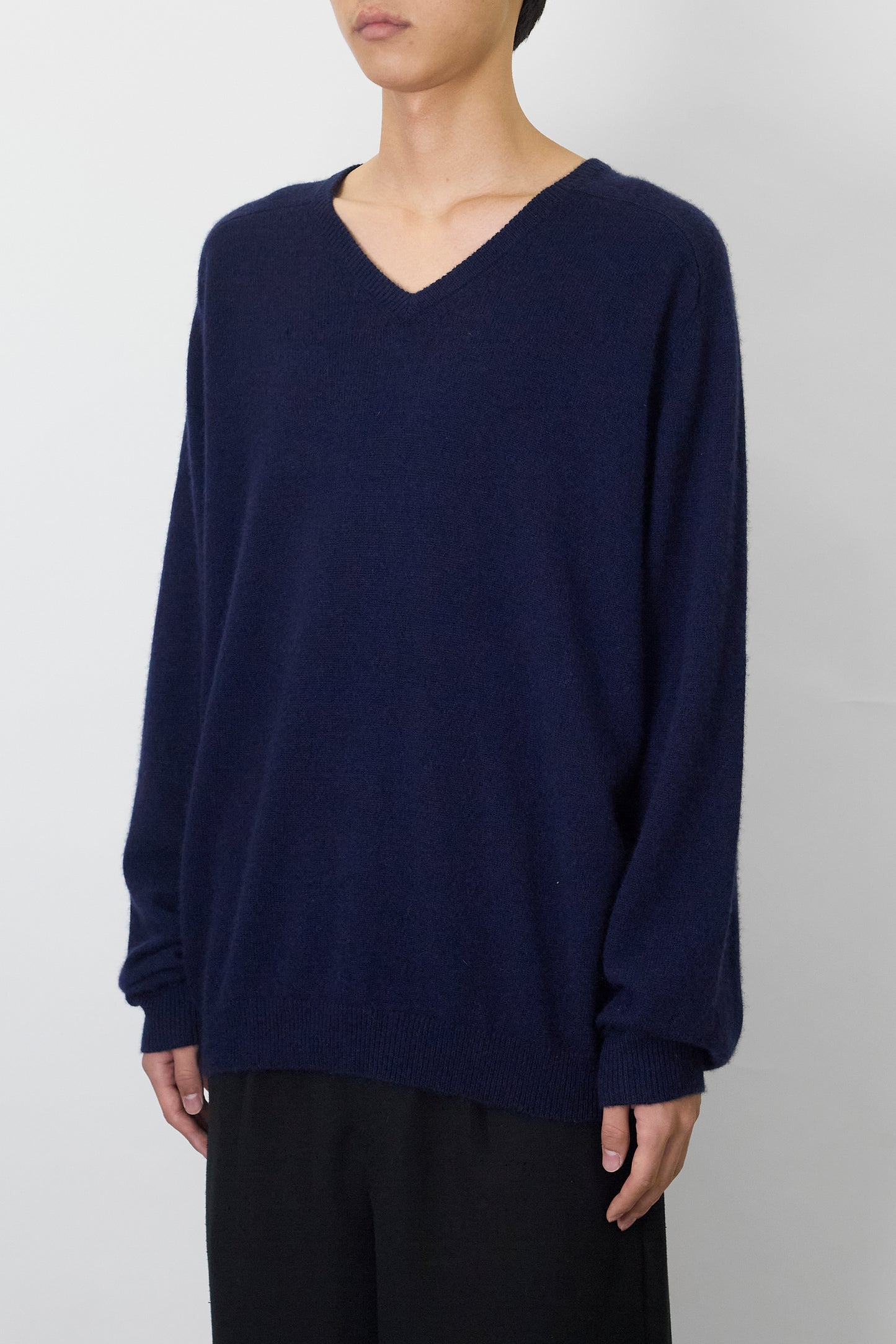 VINTAGE NAVY CASHMERE V NECK KNIT